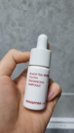 آمپول جوانساز چای سیاه اینیسفری مدل این محصول دارای سیستم مرطوب‌کنندگی سه لایه‌ای با فرمولاسیونی به نام Night Defense Formula