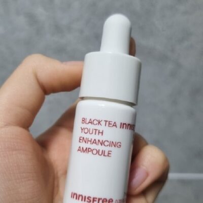 آمپول جوانساز چای سیاه اینیسفری مدل این محصول دارای سیستم مرطوب‌کنندگی سه لایه‌ای با فرمولاسیونی به نام Night Defense Formula