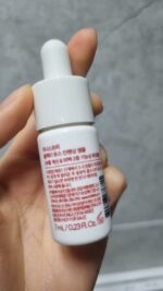 آمپول جوانساز چای سیاه اینیسفری مدل این محصول دارای سیستم مرطوب‌کنندگی سه لایه‌ای با فرمولاسیونی به نام Night Defense Formula
